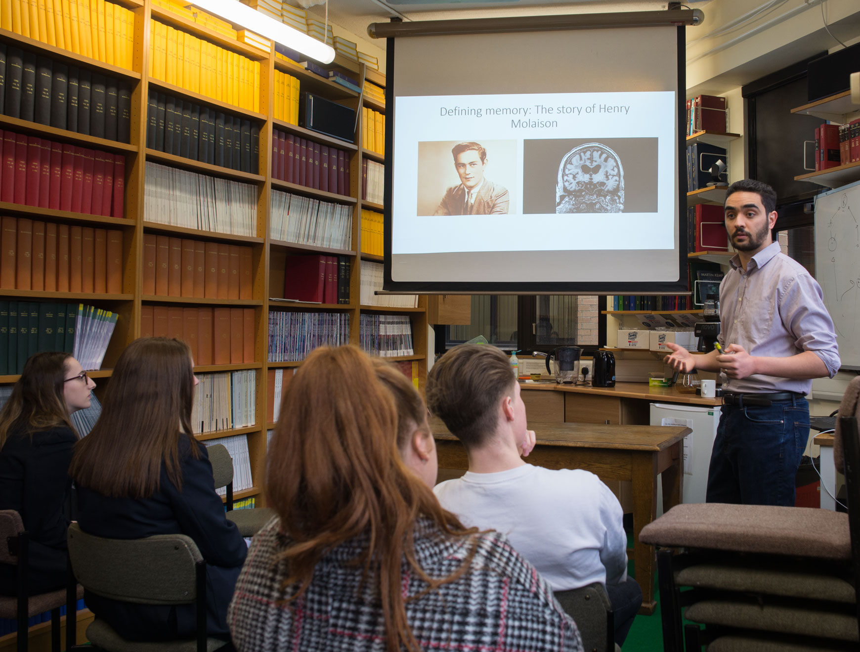 Pupils in small groups talked informally to Unit members about key concepts and challenges in brain research. Here, Unit scientist Mohamady El-Gaby moderates a discussion on the neuronal basis of memory.
