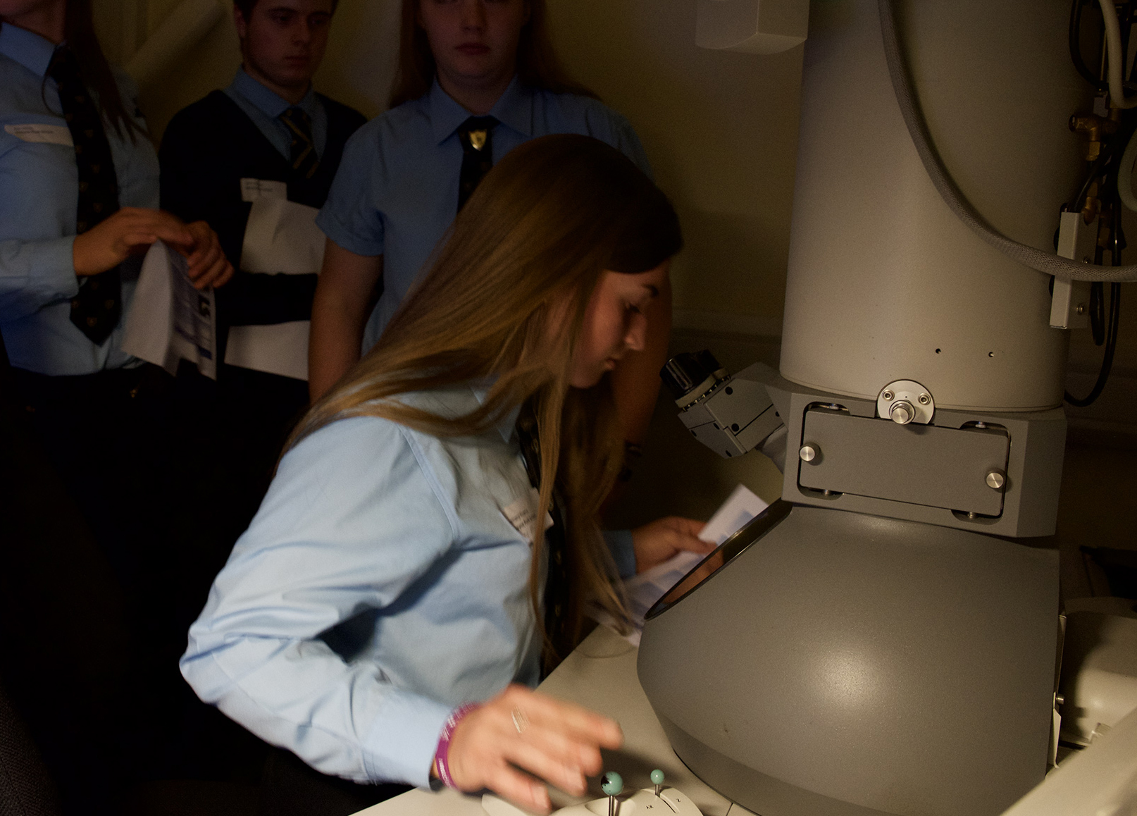 Visiting pupils use the Unit’s electron microscope to view the synapses made by nerve cells.