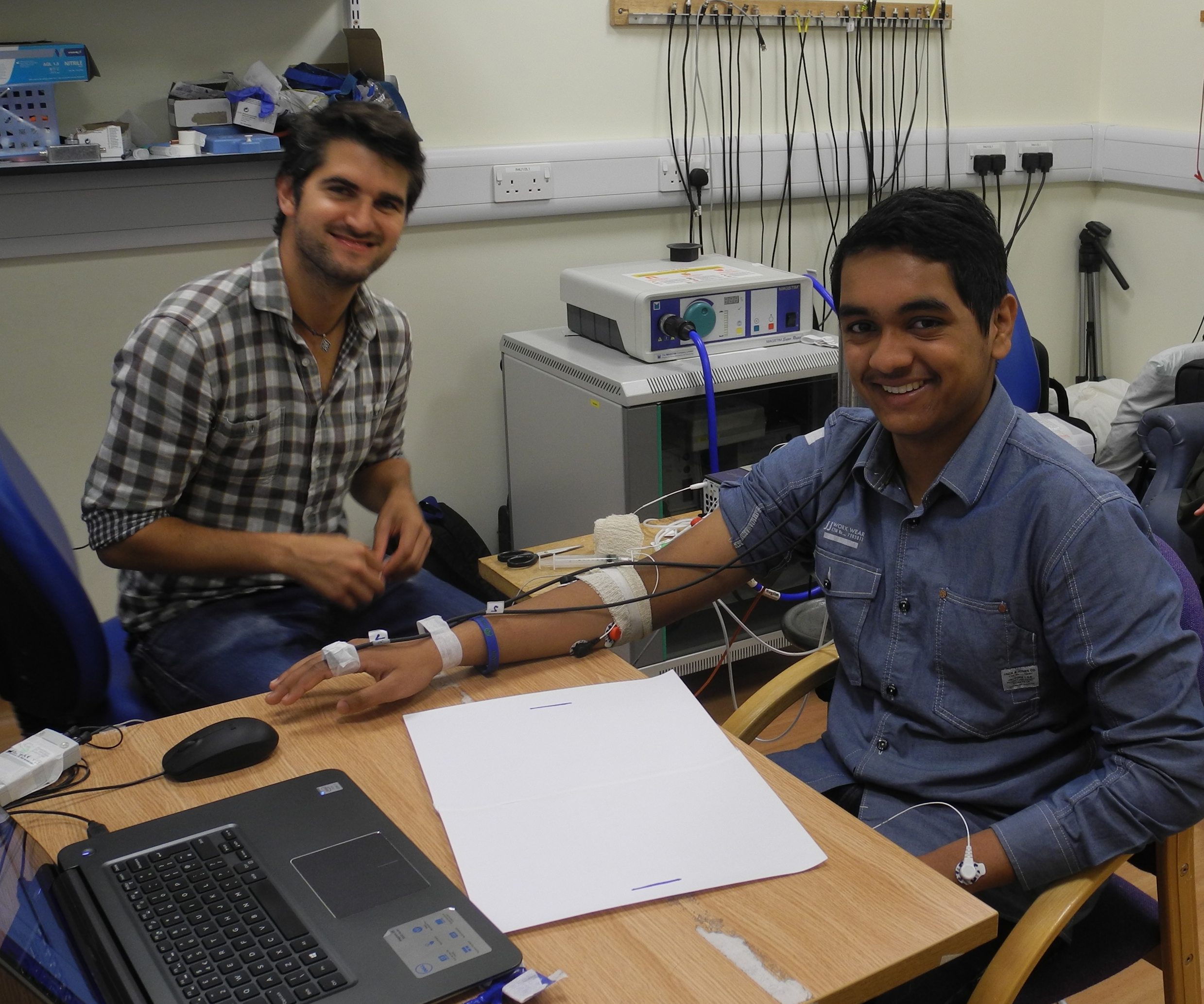 In2scienceUK student Yusuf, with mentor Eduardo, acquiring some data on muscle activation at the MRC BNDU.